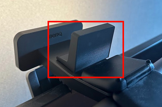 BenQ ScreenBar Halo 2のWebカメラ取り付けアダプタの装着イメージ