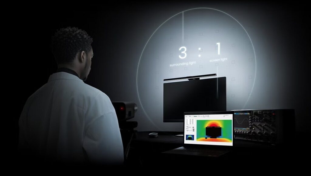 BenQ ScreenBar Halo 2のバックライトが部屋全体を照らし、目の負担を減らす様子。