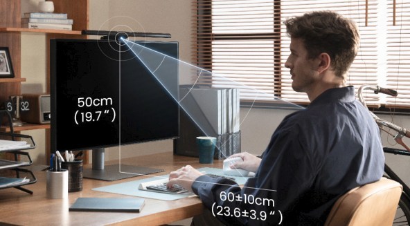 BenQ ScreenBar Halo 2 の人感センサーが、50cm~60cmの範囲でユーザーを検知し、自動で点灯する様子