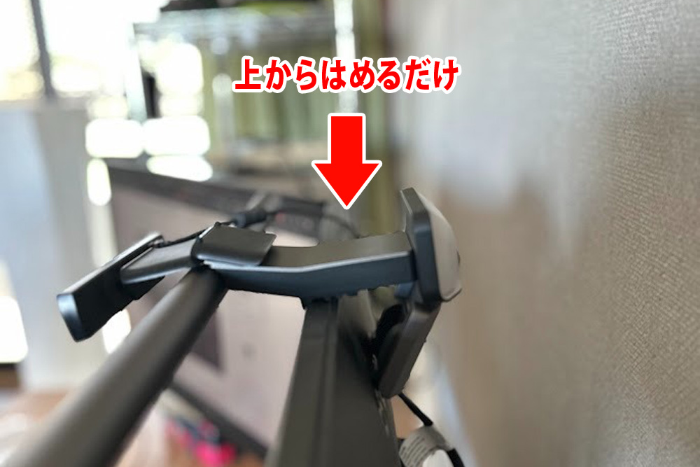 BenQ ScreenBar Halo 2をモニター上にクリップで取り付ける様子