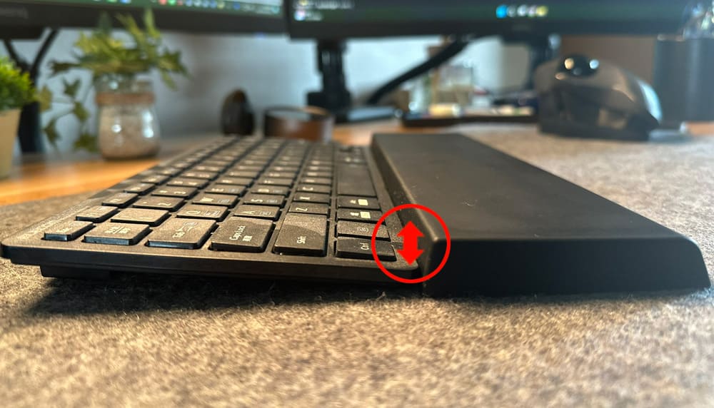 エレコムキーボードとシリコンタイピングベッドの高さに若干の差がある画像