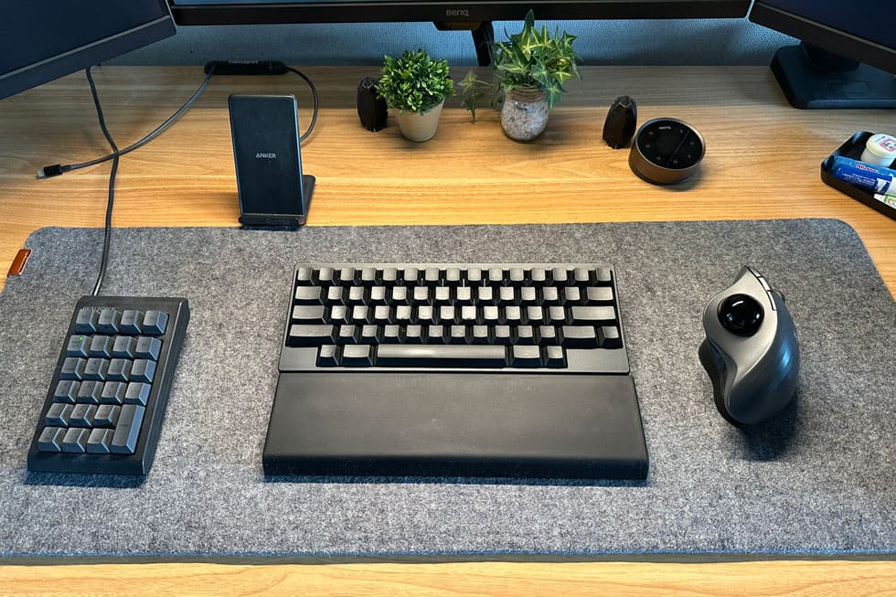 HHKBとシリコンタイピングベッドを組み合わせたデスクセットアップ