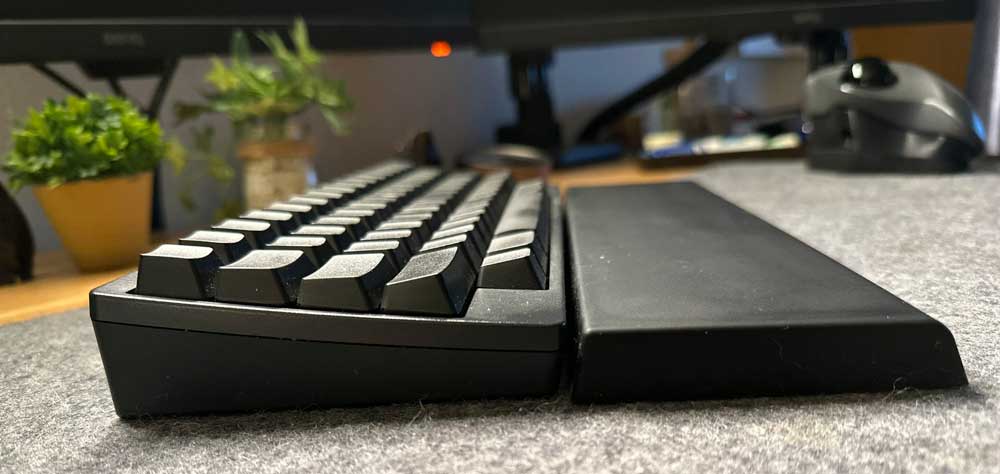 HHKBとシリコンタイピングベッドを横から見た高さの比較