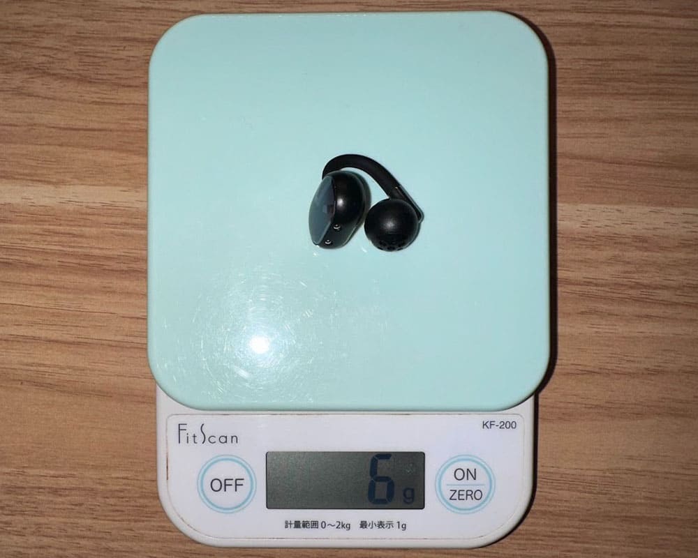 SOUNDPEATS Clip1を体重計に乗せて重さを計測した画像、6gと表示されている