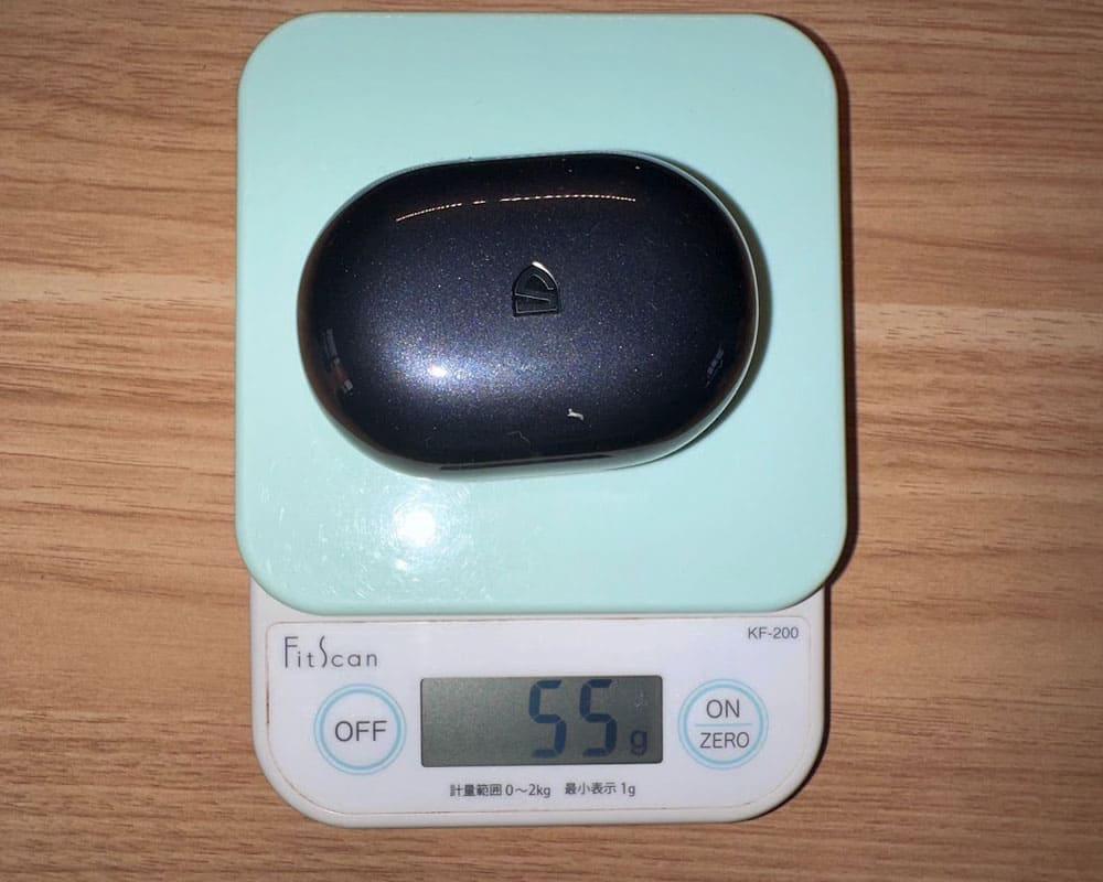 SOUNDPEATS Clip1のケースを体重計に乗せて重さを計測した画像、55gと表示されている