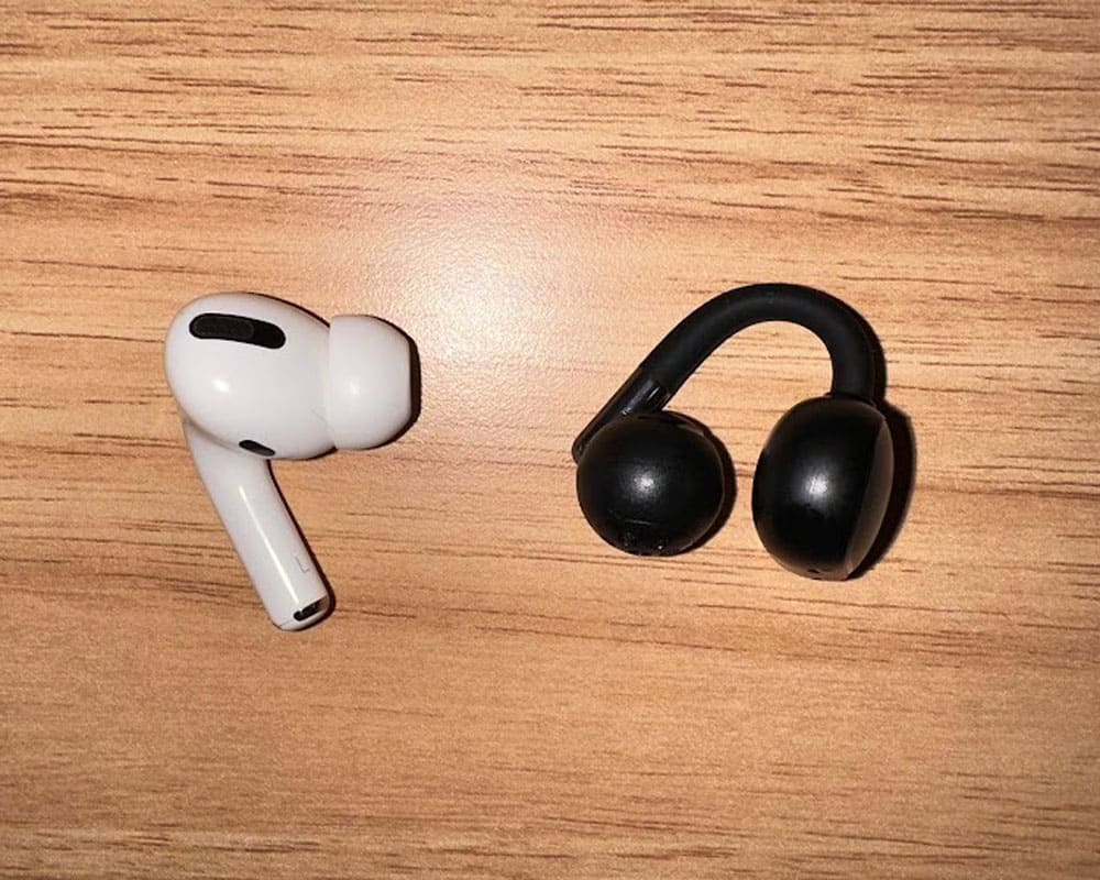 AirPodsとSOUNDPEATS Clip1を並べて比較した画像