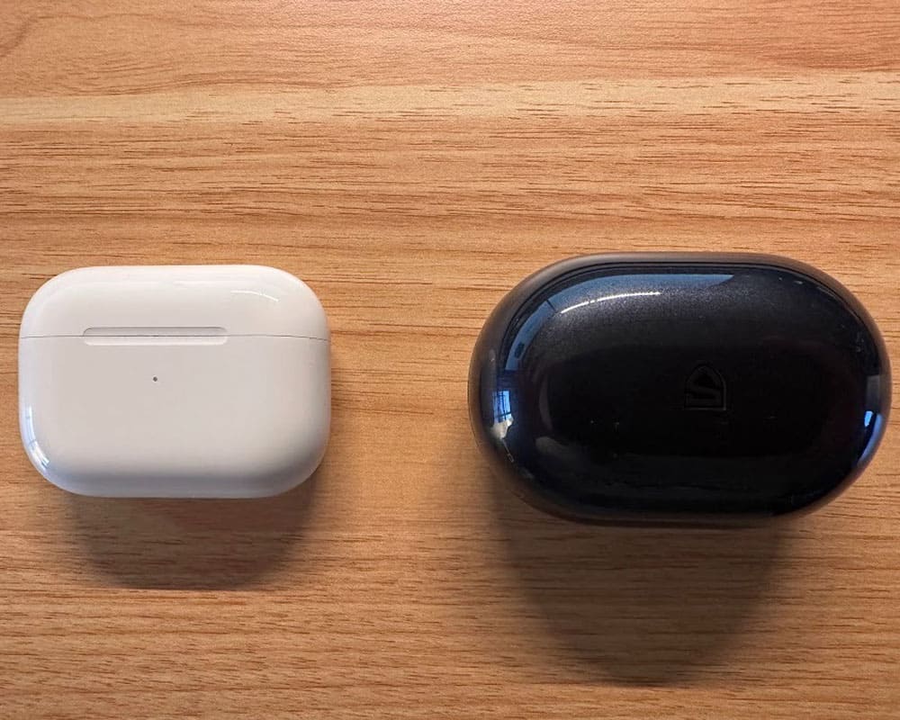 AirPodsケースとSOUNDPEATS Clip1ケースを並べて比較した画像