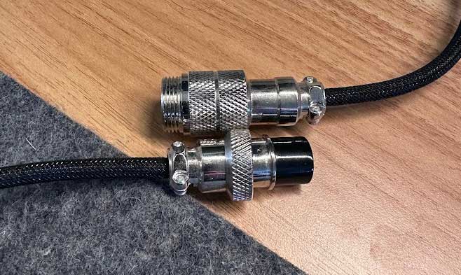 GunMjoコイルケーブル アビエイターコネクター 金属製ネジ式接続部のアップ写真