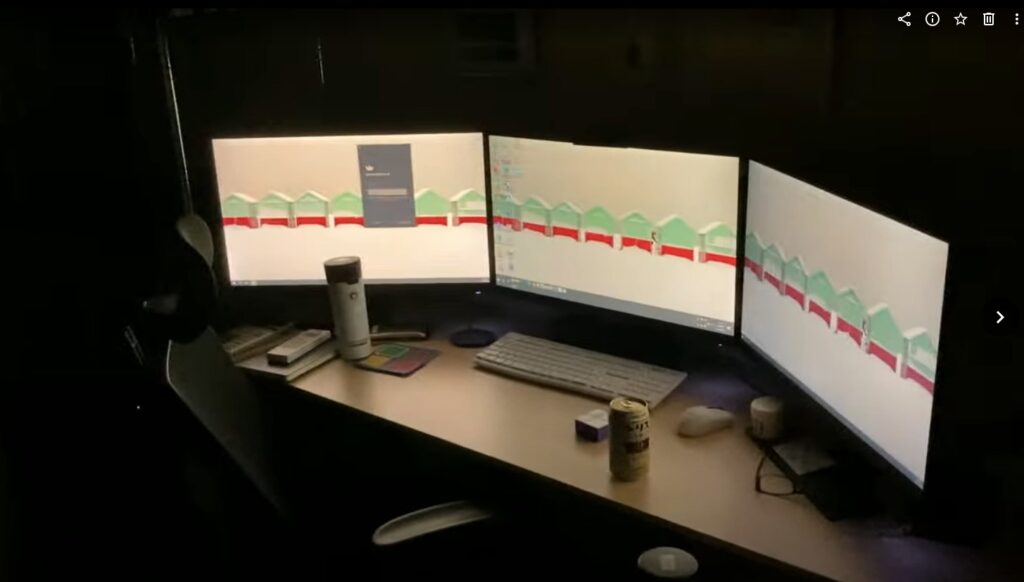 スクリーンバーを使う前のデスクの雰囲気