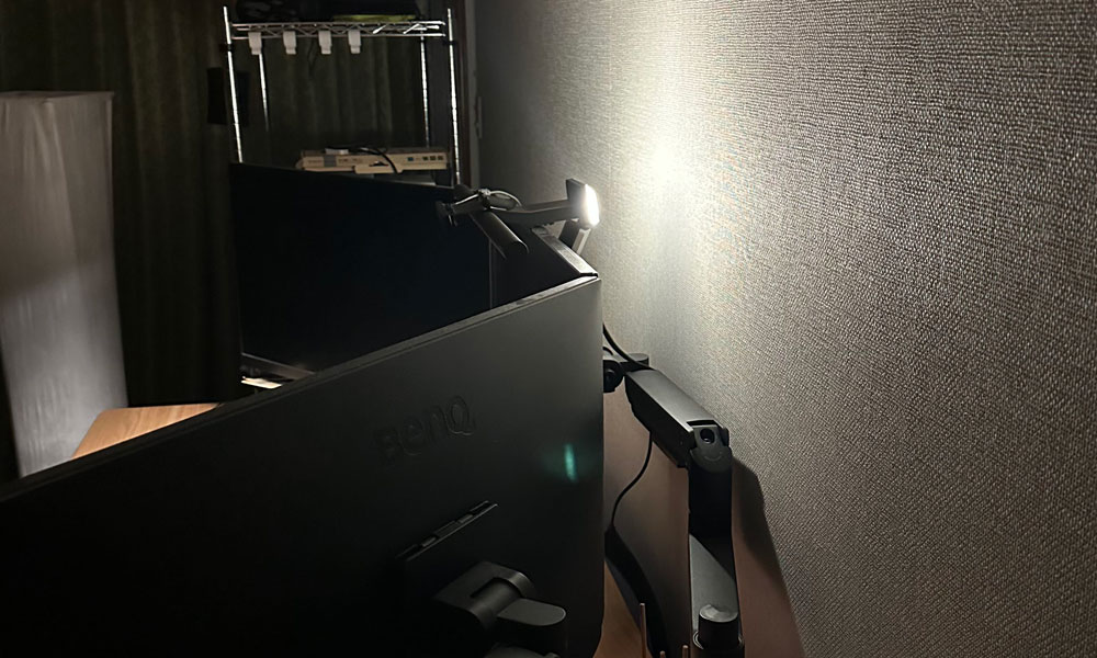 背面も光るモニターライト