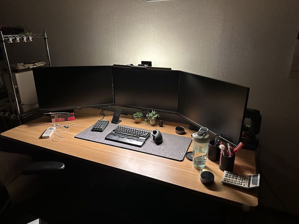 初めてのスクリーンバー「ScreenBar Halo」を使った夜のデスク