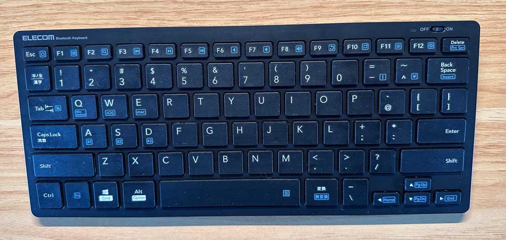 エレコムTK-FBP102ブラックの全体像・木目デスクに置いたBluetoothミニキーボード