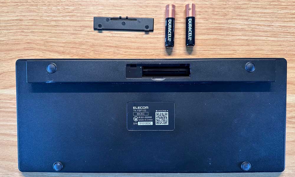 TK-FBP102の裏面・電池カバーと単4乾電池2本を取り出した状態