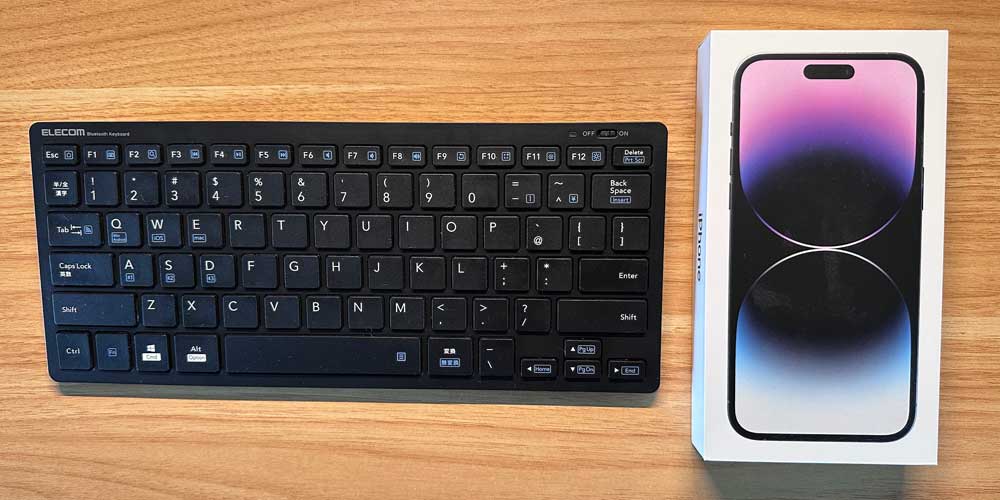 TK-FBP102とiPhoneの箱を並べたサイズ比較・コンパクトなBluetoothキーボードの大きさがわかる写真
