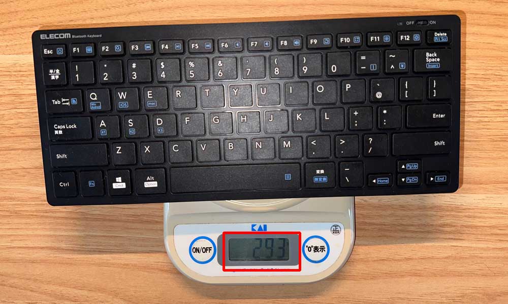 TK-FBP102を秤で実測・電池込みで293gを表示するBluetoothミニキーボードの重さ確認