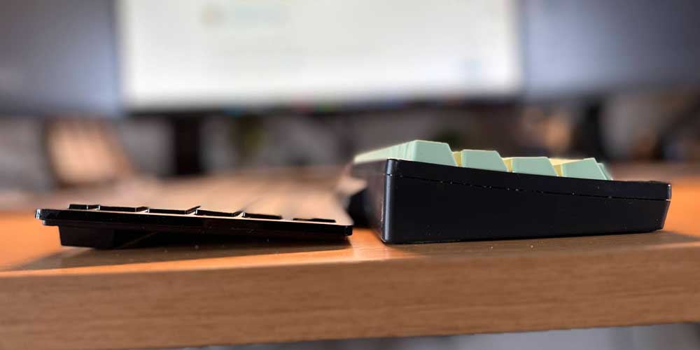 【ALT】 TK-FBP102とHHKBの厚さを横から比較・薄型キーボードと高さのあるキーボードの違いがひと目でわかる