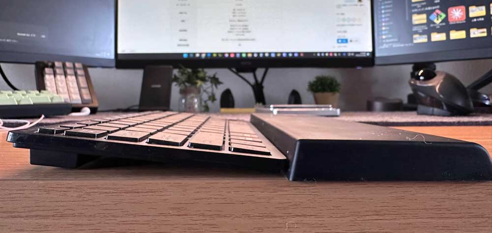 TK-FBP102の側面からの高さ確認・パームレストなしでも手首への負担が少ない薄型キーボードの厚み