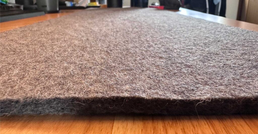 デスクフェルトマット横から見た画像